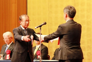 マリンエキスパートに選ばれ、表彰されるヤマタネの出羽秀次さん（左から２人目）＝神戸市中央区波止場町、ホテルオークラ神戸