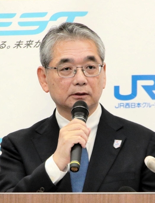 安全報告の見直しを発表するＪＲ西日本の倉坂昇治社長＝大阪市北区