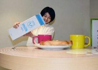 ２歳児が牛乳パックを持つときの感覚を再現した「２歳の朝食」＝神戸阪急