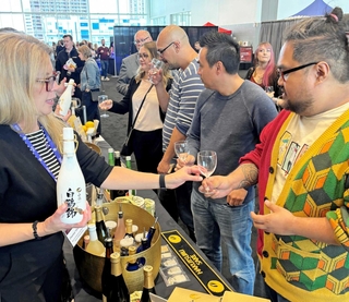 アメリカ国内で白鶴酒造の酒をＰＲするイベント（同社提供）