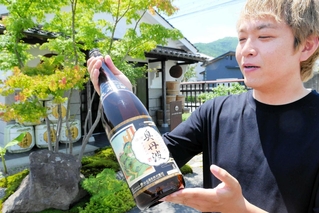 五百万石で造った日本酒を手にする山名酒造の山名洋一朗社長＝丹波市市島町上田