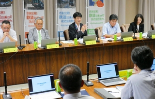 ローカル線の利用促進を話し合う片山象三西脇市長（中央）ら沿線市長や、ＪＲ西日本の平田恭子兵庫支社長（右奥）ら＝兵庫県庁