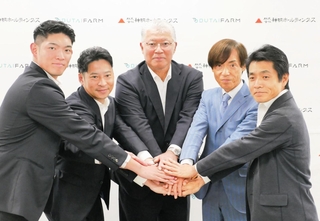 業務提携した神明ホールディングスの藤尾益雄社長（右から２人目）や舞台ファームの針生信夫社長（中央）ら＝神戸市中央区栄町通６