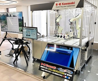 旭光電機のセンサーを取り付けた川崎重工業のロボット。マイクロソフトのＡＩ開発支援拠点に展示されている＝神戸市中央区（旭光電機提供）