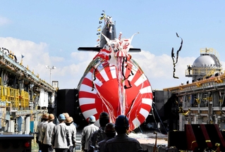 進水する潜水艦「らいげい」＝２０２３年１０月、川崎重工業神戸工場