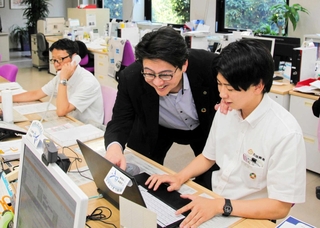 退職代行利用者に補助を出す制度を始めた吉岡興業の吉岡洋明社長（中央）＝神戸市兵庫区駅前通２