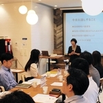 みなと銀行の取引先企業などに公開された「Ｍカフェ」。新卒採用のトレンドなどが紹介された＝西宮市里中町３