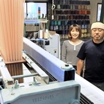 オリジナル生地の生産、直販に力を入れる遠孫織布の遠藤由貴社長（右）と長女のみなみさん。手前はジャカード織りに使う織機＝西脇市高田井町
