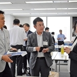 情報交換する大学キャリアセンターの担当者と企業の人事担当者ら＝神戸市中央区東川崎町１