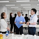 情報交換する大学キャリアセンターの担当者と企業の人事担当者ら＝神戸市中央区東川崎町１