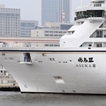神戸港の中突堤に停泊する飛鳥Ⅲ＝８日午後、神戸市中央区（撮影・斎藤雅志）