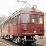 正面と側面の片方が復元された「デ１０１」＝神戸市北区鈴蘭台南町９、神戸電鉄鈴蘭台車庫