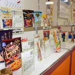 エスニック系など各国の味を楽しめる鍋つゆが並ぶ＝神戸市中央区港島中町６