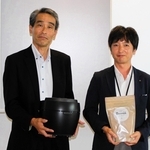 三菱電機子会社「三菱電機ホーム機器」の赤石都良事業企画部長（左）とフジッコの芳賀崇浩新事業開発部長＝東京都文京区