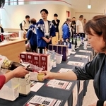 兵庫県内の酒蔵が選んだ日本酒の試飲を楽しむ女性＝大阪市北区梅田３、ＫＩＴＴＥ大阪