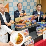「淡路島たまねぎ　まるごとカレー」の模型を手にする兵庫県の守本真一農林水産部長（左）とＪＡグループ兵庫、ハウス食品の関係者ら＝兵庫県庁