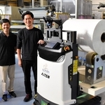 中国メーカーと共同で自動搬送ロボットの開発に取り組んだ甲南設計工業の藤岡慎司さん（左）と千葉正さん＝三木市吉川町金会