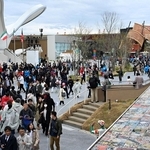 大阪・関西万博のパビリオンを見て回る来場者ら＝４月１３日、大阪市此花区