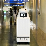 病院内を走行する屋内配送ロボット「フォーロ」＝横浜市中区