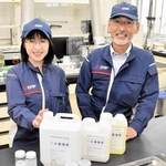 三菱電機でコーティング技術を長年担当してきた先端技術総合研究所マテリアル技術部の研究員の吉田育弘さん（右）と南出あゆみさん＝尼崎市塚口本町８