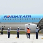 出発する大韓航空機＝神戸市中央区、神戸空港