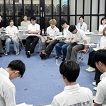 中間発表の内容について議論を交わす神戸松蔭大と神戸学院大の学生たち＝神戸市中央区脇浜町１、兵庫国際交流会館