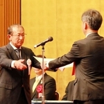 マリンエキスパートに選ばれ、表彰されるヤマタネの出羽秀次さん（左から２人目）＝神戸市中央区波止場町、ホテルオークラ神戸