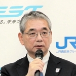 安全報告の見直しを発表するＪＲ西日本の倉坂昇治社長＝大阪市北区