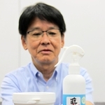 関西工機整備が発売した遮熱コーティング剤「遮熱生活」。右側のスプレータイプはＪＲ尼崎駅構内の書店でも販売している＝尼崎市潮江１、同社