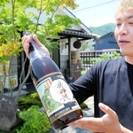 五百万石で造った日本酒を手にする山名酒造の山名洋一朗社長＝丹波市市島町上田