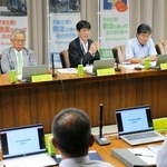 ローカル線の利用促進を話し合う片山象三西脇市長（中央）ら沿線市長や、ＪＲ西日本の平田恭子兵庫支社長（右奥）ら＝兵庫県庁