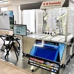 旭光電機のセンサーを取り付けた川崎重工業のロボット。マイクロソフトのＡＩ開発支援拠点に展示されている＝神戸市中央区（旭光電機提供）