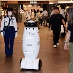 巡回業務に当たる警備ロボット。警備員が同伴している＝神戸市中央区三宮町１