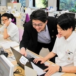 退職代行利用者に補助を出す制度を始めた吉岡興業の吉岡洋明社長（中央）＝神戸市兵庫区駅前通２