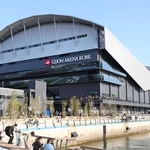 こけら落としイベントの入場を待つ観客ら＝４月４日、神戸市中央区新港町、ジーライオンアリーナ神戸（撮影・丸山桃奈）