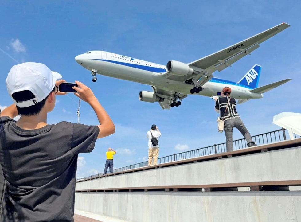 伊丹空港「飛行機撮影の聖地」が快適に 遊歩道やトイレ、屋根付き展望