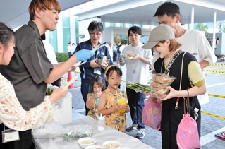 バンドー化学本社で催された納涼祭を楽しむ社員と家族ら＝神戸市中央区港島南町４