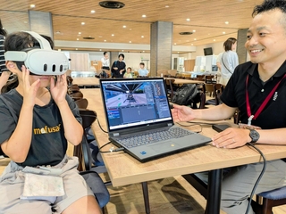 ＶＲゴーグルで未来のクルマ社会を疑似体験する子ども＝神戸市兵庫区御所通１