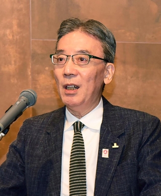 人口減社会での小売業のあり方について話す荒木直也氏＝神戸市中央区波止場町、ホテルオークラ神戸