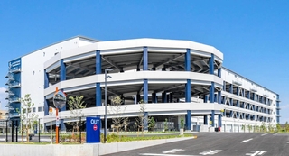 完成した「ロジポート尼崎２」の外観＝尼崎市西向島町（ラサール不動産投資顧問提供）