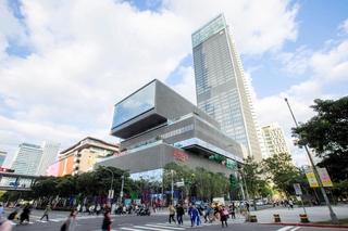 台湾１号店の「ラグタグ」が入る予定の複合型商業施設「微風南山」＝台湾・台北（ワールド提供）