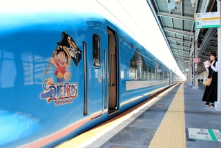 山陽新幹線を走る「ＯＮＥ　ＰＩＥＣＥ新幹線」の「せとうちブルー号」＝ＪＲ西明石駅