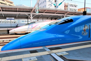 「ハローキティ新幹線」（奥）と並ぶ「ＯＮＥ　ＰＩＥＣＥ新幹線」の「せとうちブルー号」＝西明石駅