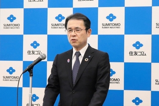 決算会見で説明する山本悟社長＝東京都内（住友ゴム工業提供）