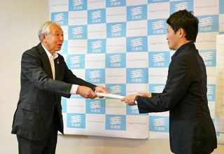 斎藤元彦兵庫県知事に渇水対策の緊急要請書を手渡すＪＡ兵庫中央会の福本博之会長（左）＝県庁