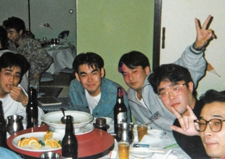 アース製薬大阪支店で営業担当だったころの川端克宜社長（右から４人目）。懇親会で同僚たちと（アース製薬提供）