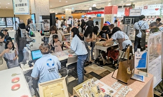 映画館のロビーで開かれる「シネマ・ｄｅ・推し工房」＝２０２４年７月、神戸市中央区東川崎町１（オーエス提供）