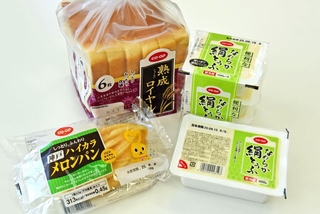 コープこうべの「継承商品」のパンや豆腐＝神戸市内