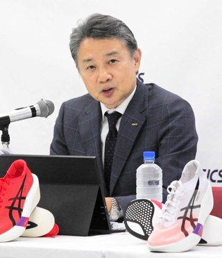 ２０２５年１２月期連結業績の上方修正を発表するアシックスの富永満之社長＝神戸市中央区八幡通４