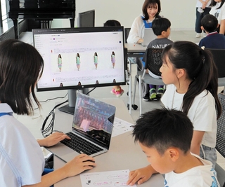 生成ＡＩを使って、自分の好きな洋服をデザインする子どもたち＝神戸市中央区港島中町６、ワールド神戸本社